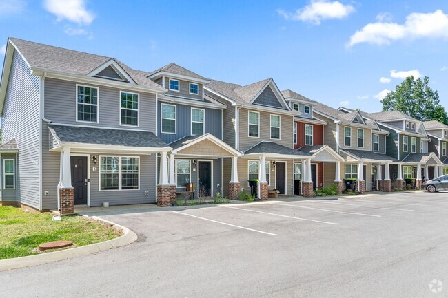 Building Photo - Nice Townhome Close to Tennova Hospital