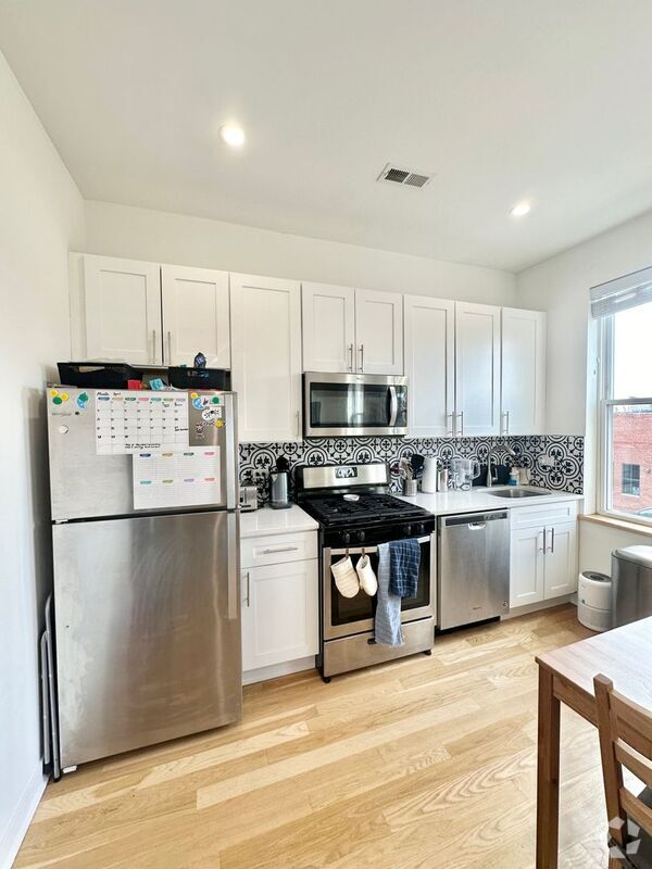 Building Photo - 1644 W Cermak Rd Unit 2F Rental