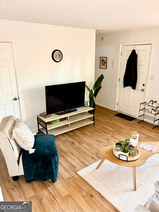 Photo - 1859 Williams Ave