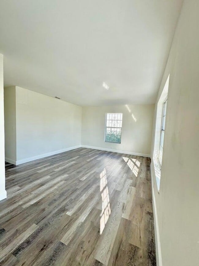 Photo - 1146 W 24th St