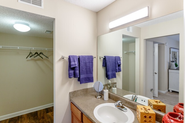 2BR, 2BA - 1035 SF