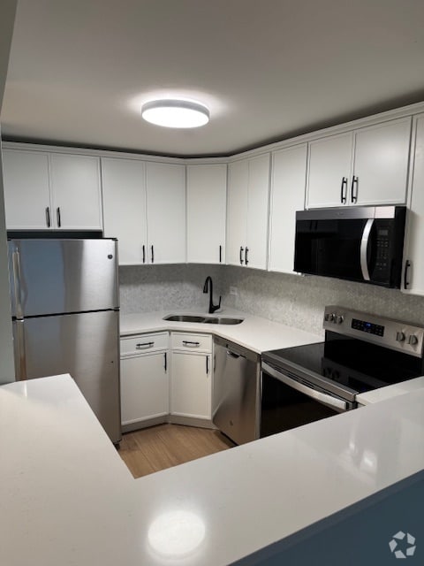 kitchen - 3930 N Pine Grove Ave Unit 702 Rental