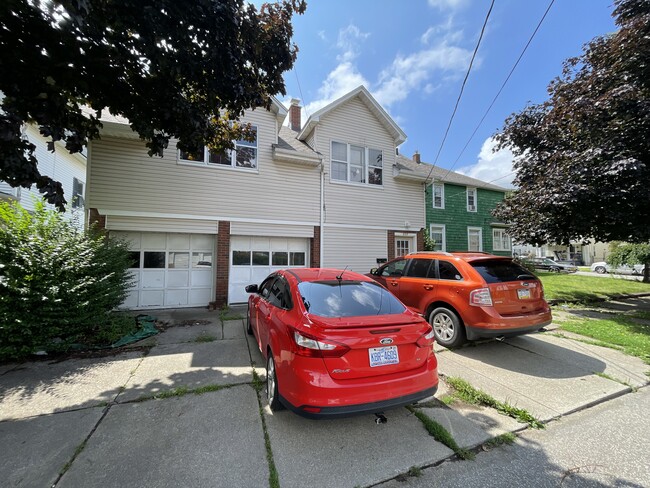 Photo - 825 W 24th St