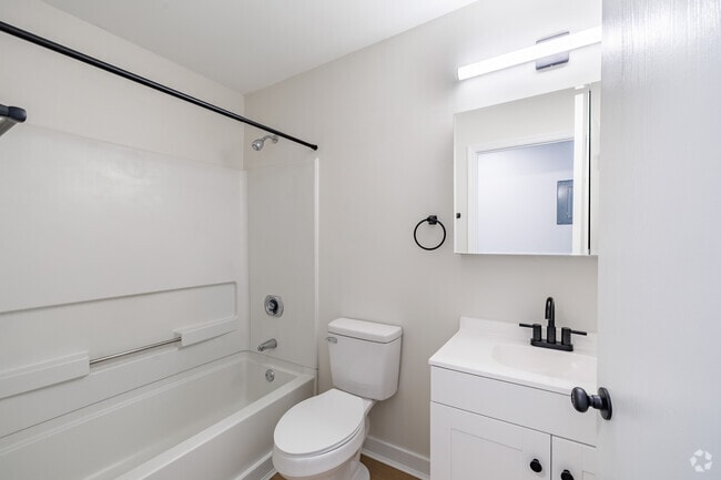 3BR, 2BA - 1,260SF - Bathroom