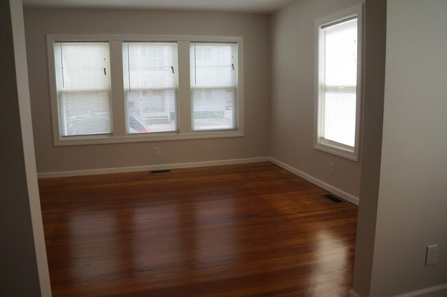 Large Family Room - 22 Bradley St Unit 1
