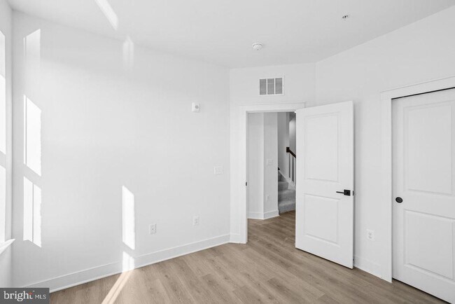Photo - 118 Locke St
