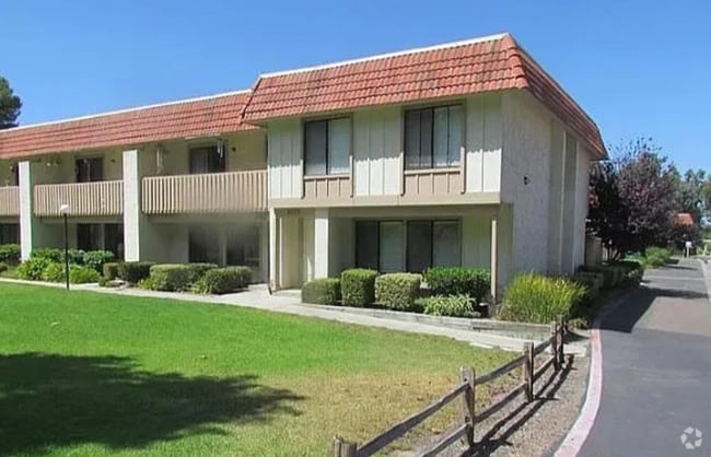 Building Photo - 2 Bed / 1 Bath Downstairs Remodeled Condo/...