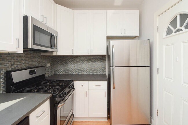 Photo - 2335 N Rockwell St Unit C4