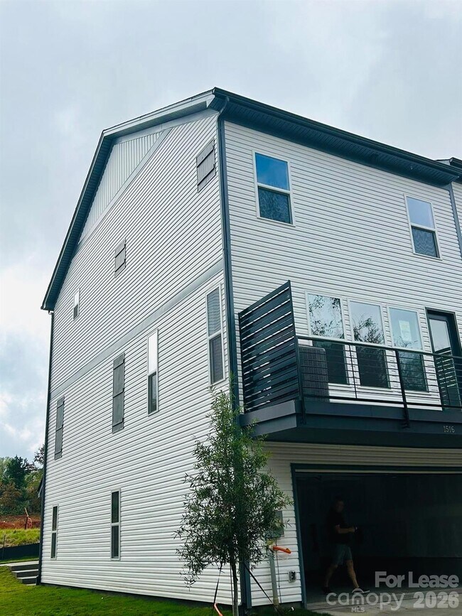Photo - 1516 Blanche St