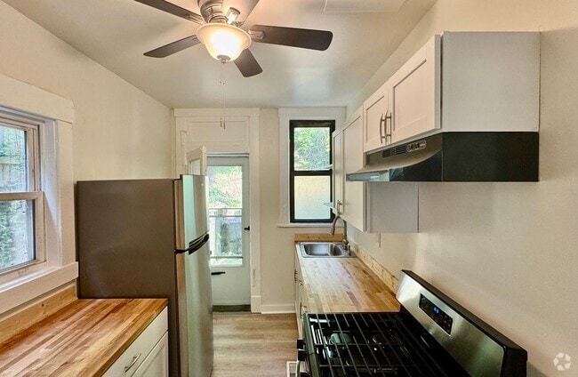 Building Photo - Newly Renovated 2 Bed, 1 Bath Home with Bo...