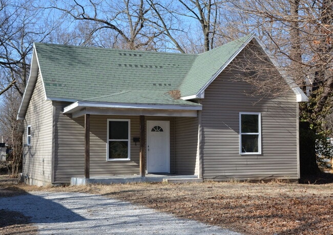 Building Photo - 2 Bedroom home, UPDATED