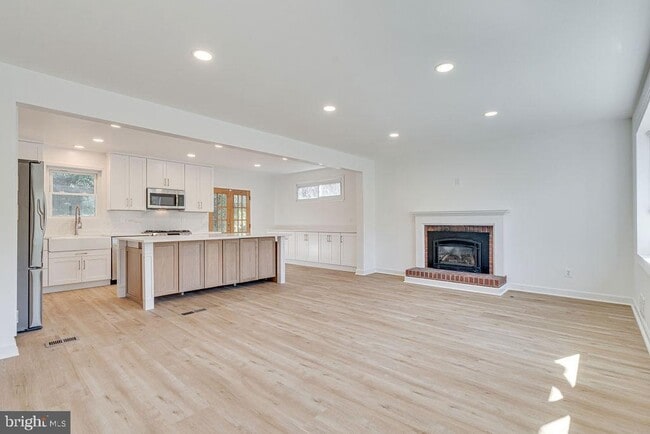 Photo - 869 Patrick Henry Dr