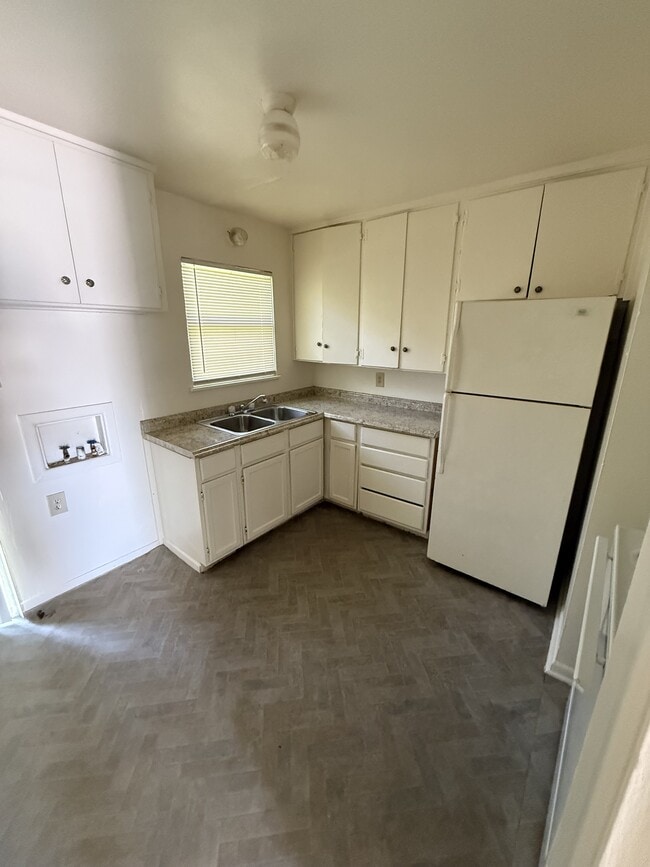 Photo - 109 W Vardeman Ave