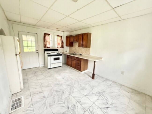 Photo - 877 Vankirk St