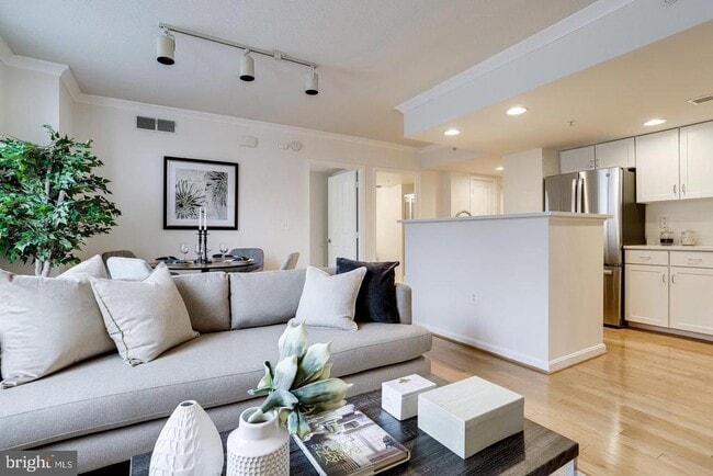 Building Photo - 2220 Fairfax Dr Unit 803