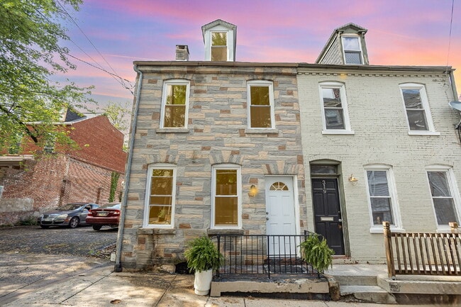 Photo - "Charming 3-Bed Townhouse Retreat in the H...