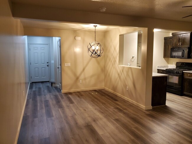 Building Photo - 1000 Bluff View Dr Unit 2