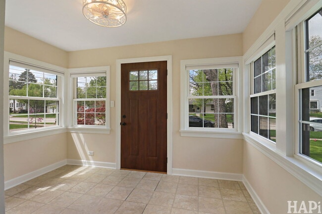 Photo - 115 N Hager Ave