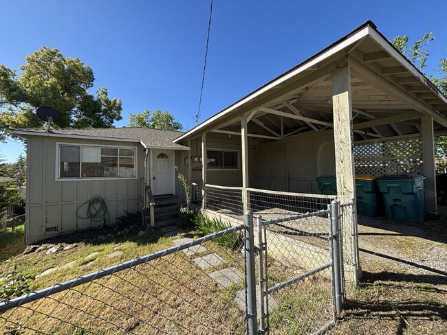 Building Photo - Tidy duplex in Diamond Springs close to shopping and Placerville!