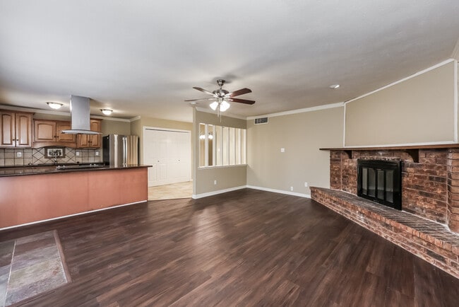 Photo - 404 Woodcrest Way