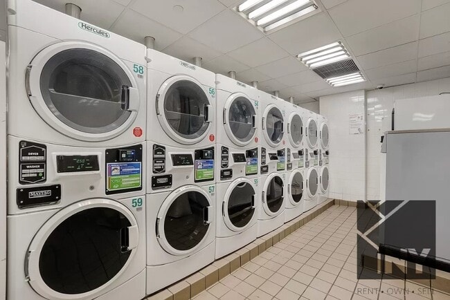 Photo - 451 W 37th St Unidad 28C