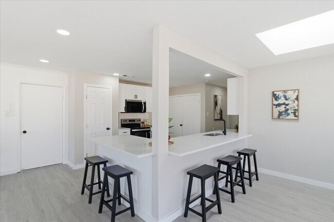 "Spacious 3-Bed, 2-Bath Gem with 2,155 Sq. Ft. on University Drive in Arlington, TX!"