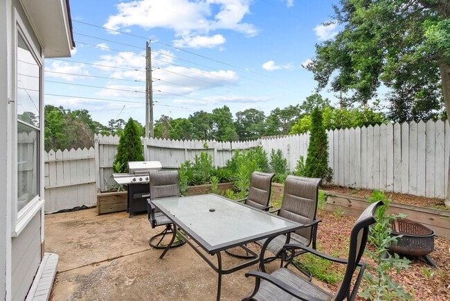 Photo - Nice 2 Bed 2.5 Bath House! Available Fall 2026!