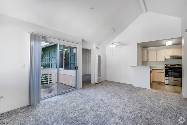 1BR, 1BA - 530SF - Living Room