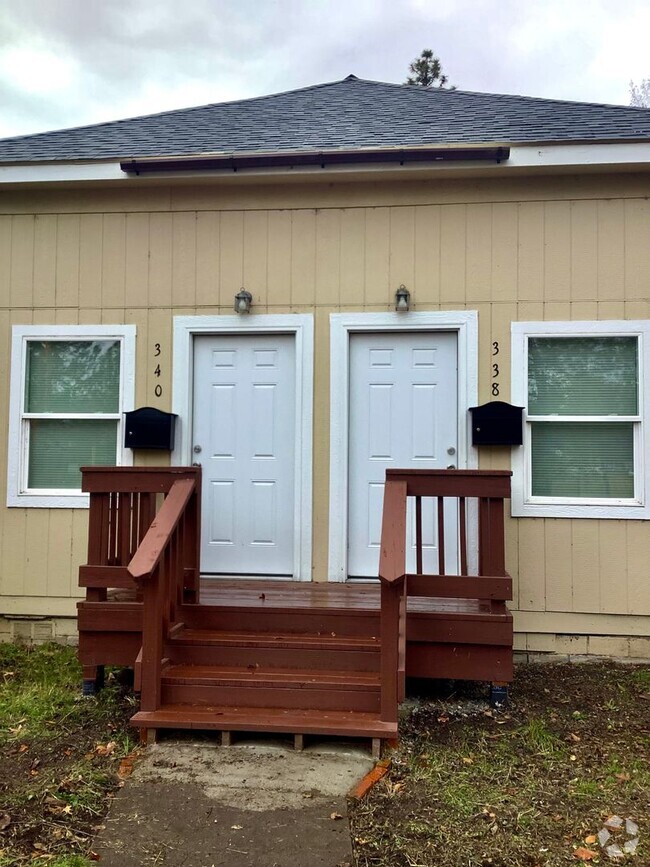 Building Photo - Cute Newley Renovated Duplex Rental