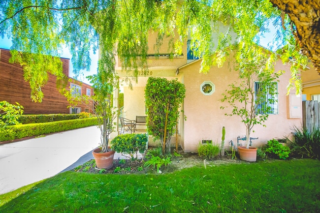 Photo - 12420 Moorpark St