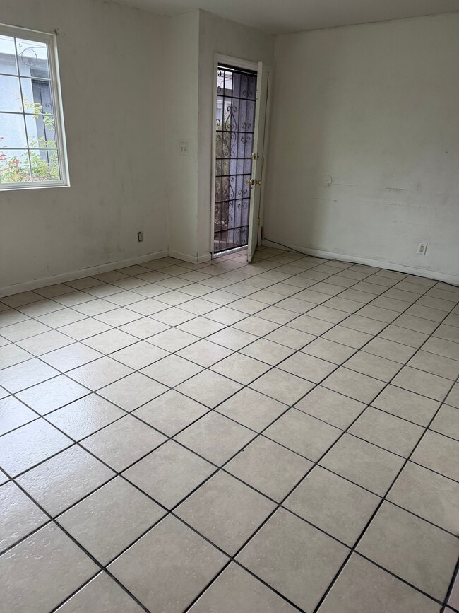 5622 E Gage Ave Unidad 1/2