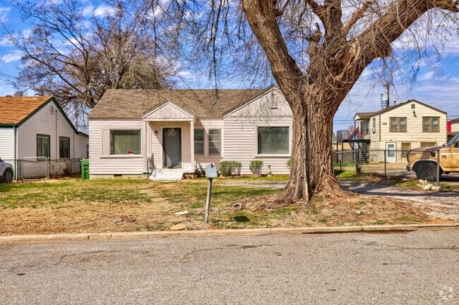 Building Photo - 2 Bed 1 Bath home in Yukon!