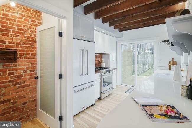 Building Photo - 320 Iona Ave