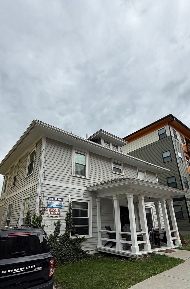 Building Photo - 122 College Ave Unit 122 College Ave.