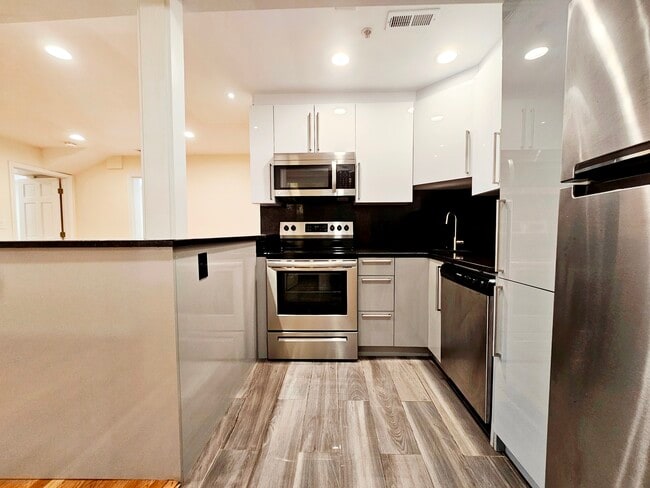 Building Photo - 1803 Beacon St Unit 2