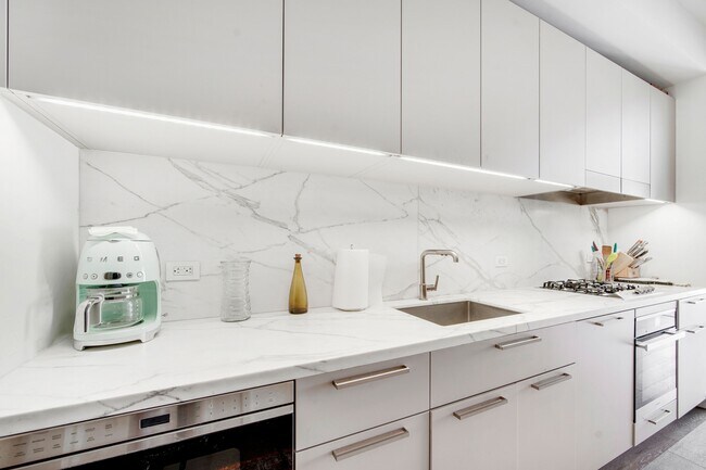 Photo - 305 E 51st St