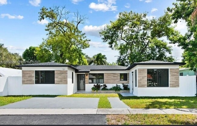 Building Photo - 721 SW 5th Ct