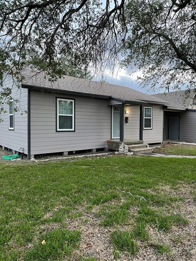 Photo - 229 W George St