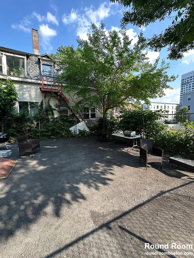 Building Photo - 384 Washington St Rental
