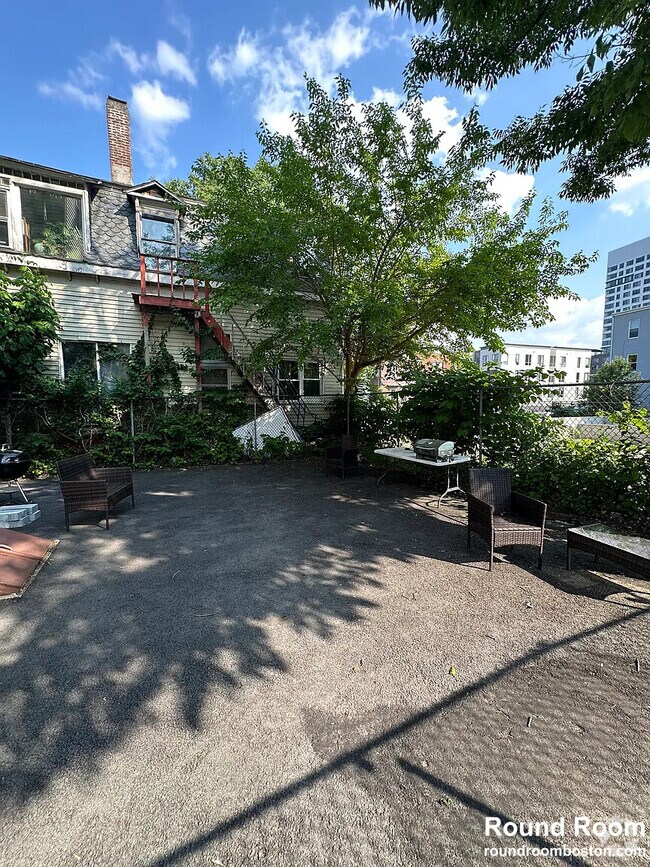 Building Photo - 384 Washington St Rental