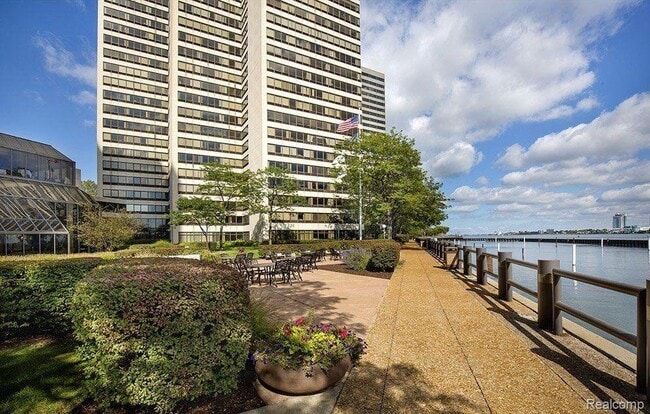 Building Photo - 1001 W Jefferson Ave Unit 22I