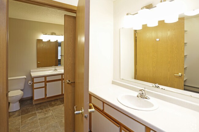 1BR, 1.3BA - 875 SF - Regency Park