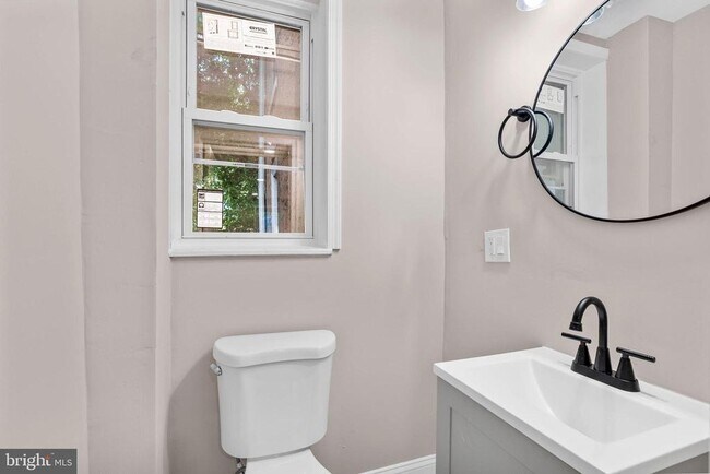 Photo - 4956 Baynton St