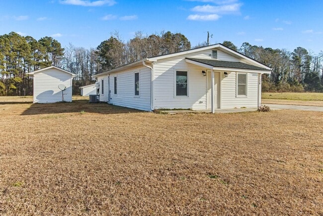 Building Photo - Completely remodeled 3 br 1 bath located in Evergreen NC east commute to Lumberton, Whiteville, E...