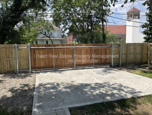 Photo - 33 Whitethorne Ave