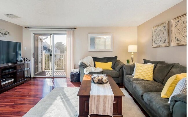 Photo - Well maintained condo in established Frederick neighborhood available mid April!