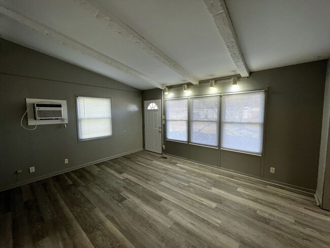 Building Photo - 3BR 1bath House - Available Mid October 2025
