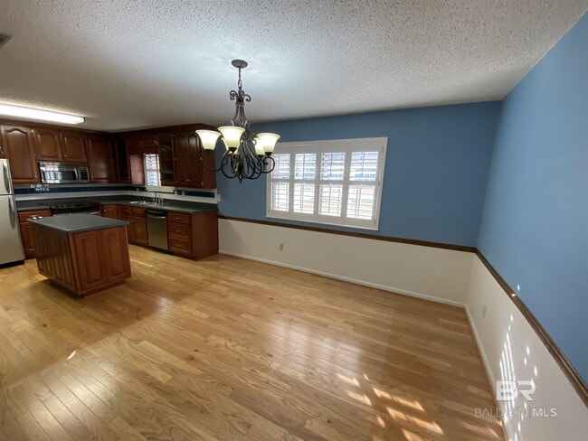 Photo - 22022 Nelson St