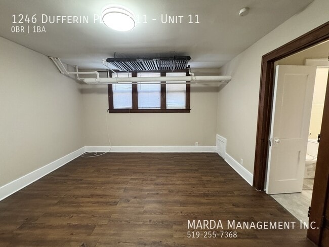 Photo - SPACIOUS BACHELOR UNIT ON GILES & DUFFERIN + HYDRO Unité 11