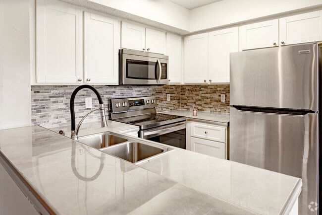 2BR, 2BA - 1,250SF - Kitchen - Mission Lakes